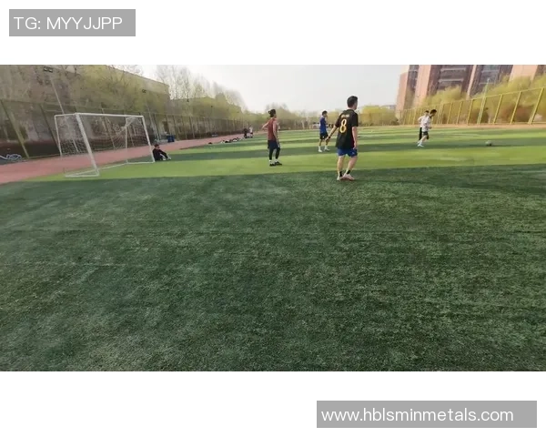 足球球星健身日常揭秘:从第一视角看运动员如何塑造完美体型